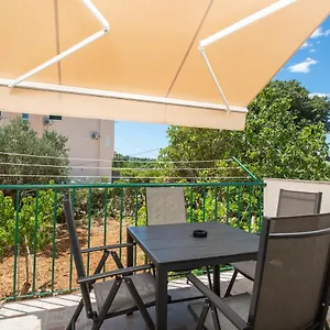 apartment-kiki-kastel-stafilic.hotels-in-trogir.com/
